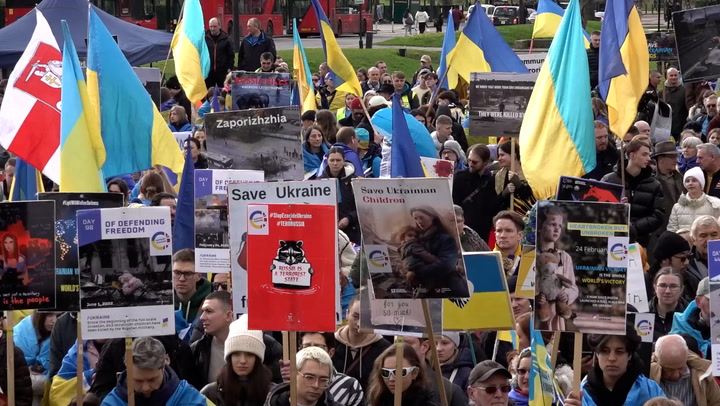 Protesters gather in London to mark the second anniversary of Russia's invasion of Ukraine.mp4