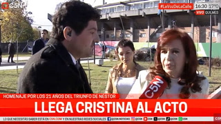 Cristina Kirchner llegó al acto en Quilmes y deslizó una crítica a Milei: "Como en el juego de la oca, la Argentina retrocede al punto de partida"