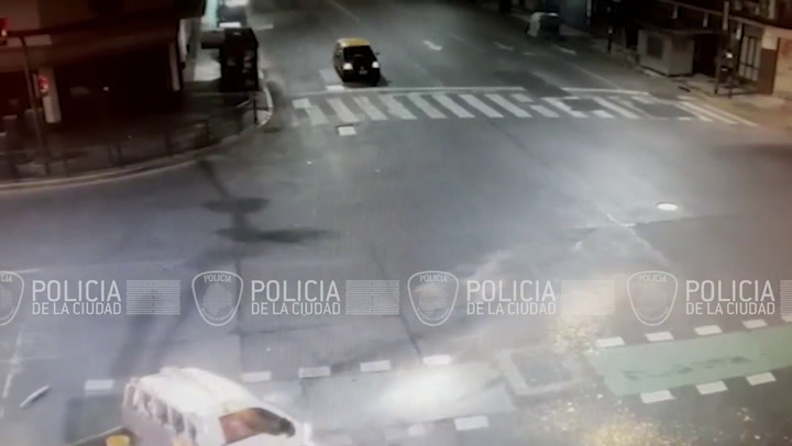 Callao y Corrientes: un auto chocó, quedó incrustado dentro de un bar y hay tres heridos