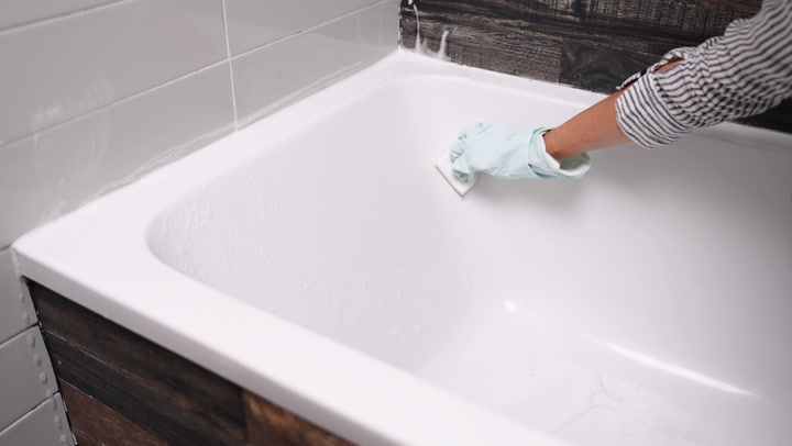 The Easiest Way to Clean a Tub