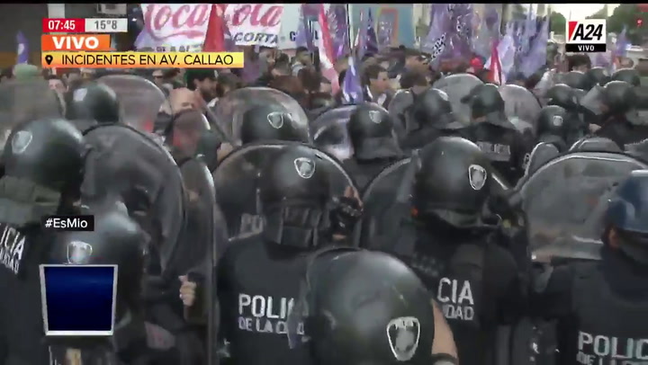 Nuevos enfrentamientos entre la policía y los manifestantes en Callao y Corrientes - Fuente: A24