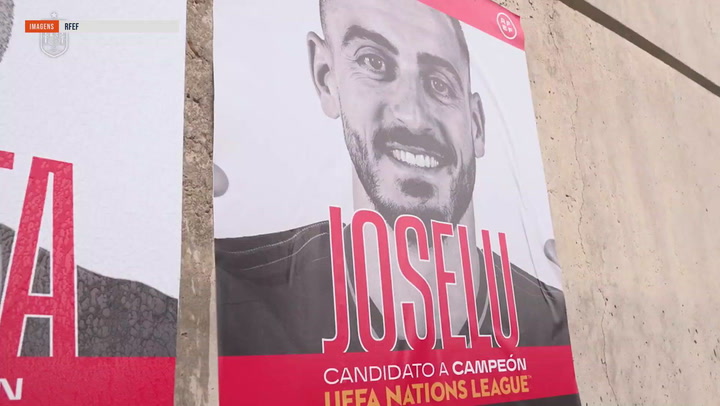 Selecionador espanhol a colar cartazes: o inusitad...