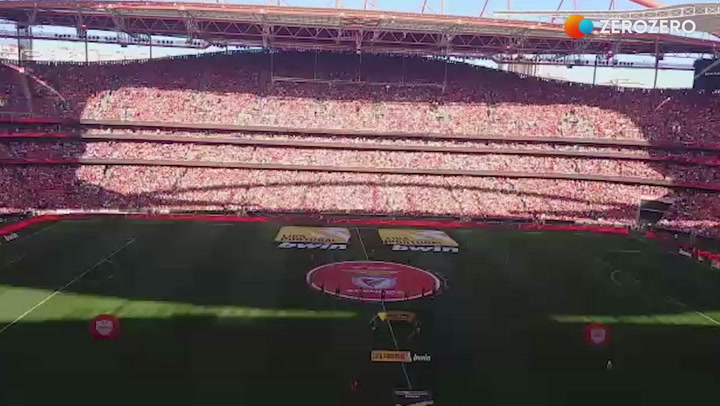 A coreografia dos adeptos do Benfica antes do jogo...