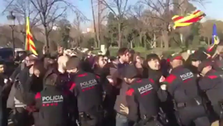 Manifestantes chocan con la policía en Cataluña