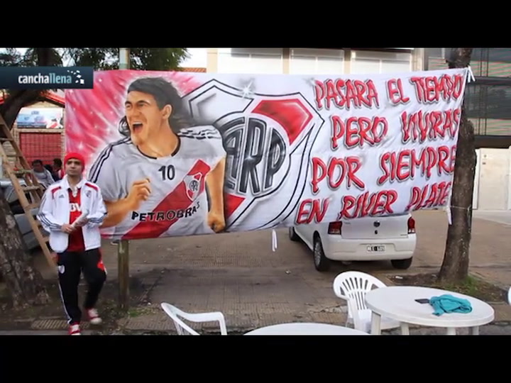 Los fanáticos dejan su saludo para el Burrito, que se despidió del fútbol