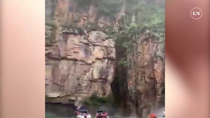 Una enorme roca cayó sobre lanchas con turistas en Brasil