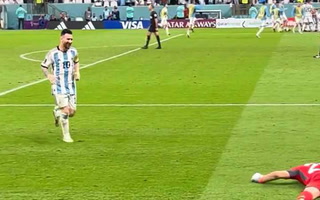 Messi lo fue a buscar al Dibu Martínez: el gesto del capitán argentino tras el triunfo en los penales ante Países Bajos