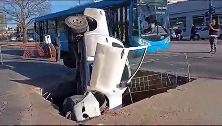 Rosario: una camioneta se incrustó en un profundo pozo de Aguas