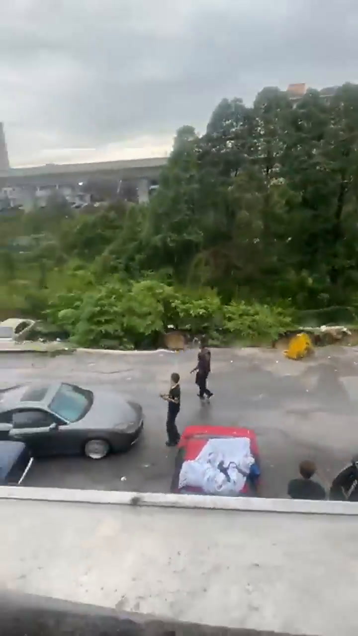 Un deslizamiento de tierra se 'tragó' cinco autos en Malasia