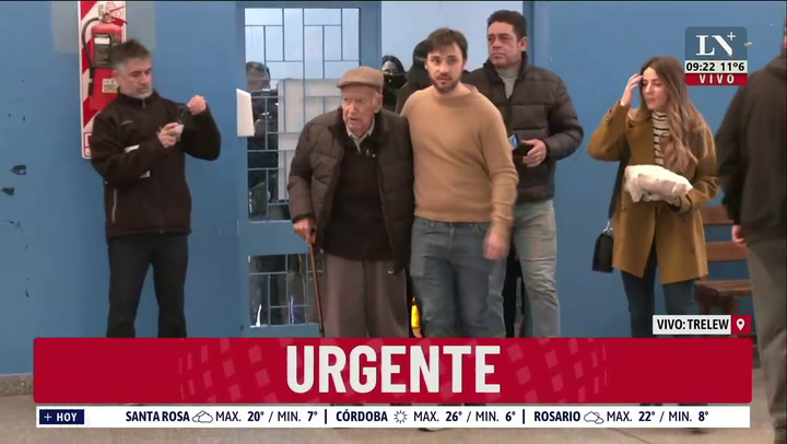 Ignacio Torres se acercó a votar con su abuelo de 95 años