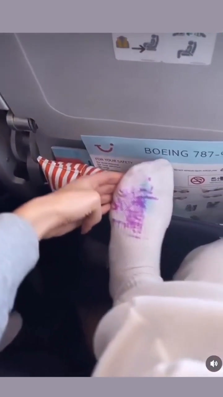 Una viajera despertó con el calcetín pintado luego de dormirse en el avión