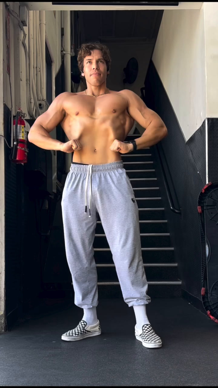 Un joven de 19 años rompe el récord de musculación que Arnold