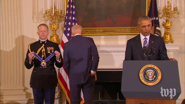 Obama sorprende a Biden con una medalla de honor