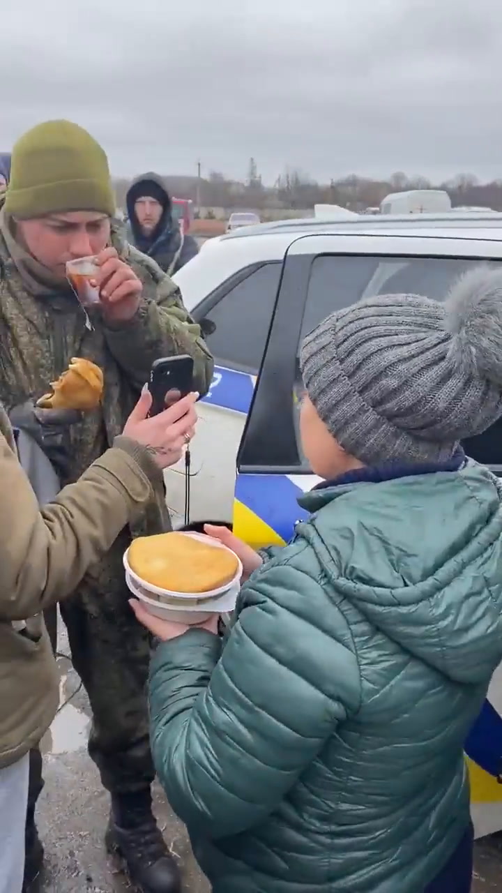 La conmovedora reacción de un soldado ruso cuando se rinde y es asistido por ciudadanos ucranianos