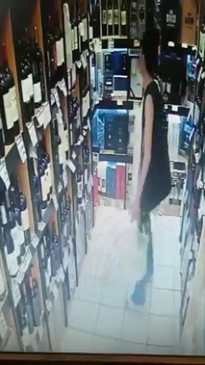 Una mujer robó un vino valuado en $ 160 mil pesos y quedó filmada por las cámaras de seguridad