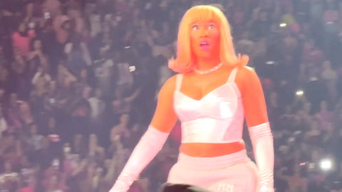 Video: Nicki Minaj-konsert tar dramatisk vending 