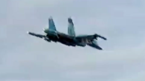 Video: Russisk jagerfly flyr inn i høyspentledning