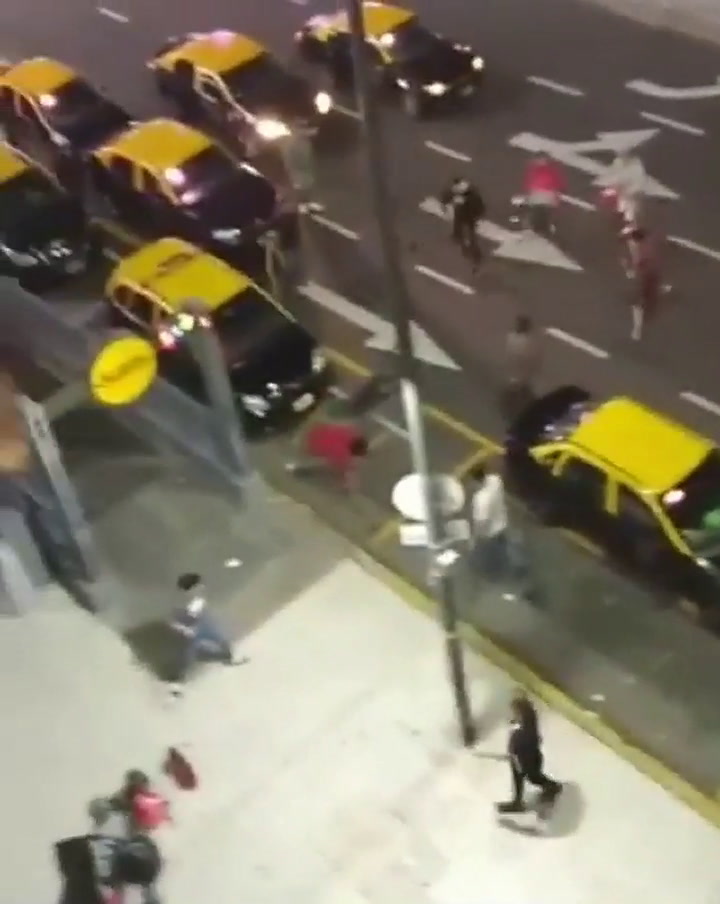 Pelea entre taxistas y choferes de Uber en pleno centro
