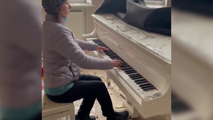 Ukrainian mother plays piano in home destroyed by Russian bomb