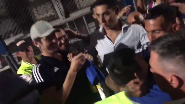 Carlitos Tevez y el encuentro con un fan después de consagrarse campeón