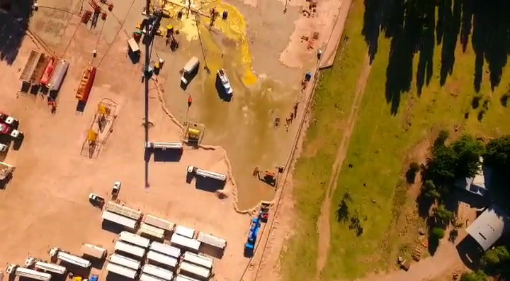 Así se ve desde un dron el derrame de petróleo en Río Negro