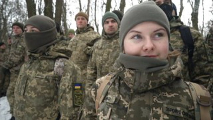 Ukrainians join reserve army amid tensions with Russia