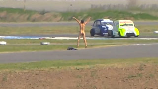 Un hombre irrumpió desnudo en medio de una carrera en Rafaela