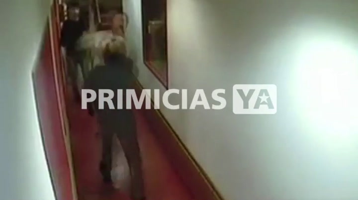 El video de la pelea entre Baby Etchecopar y Roberto Navarro en los pasillos de Radio 10  - Fuente: 