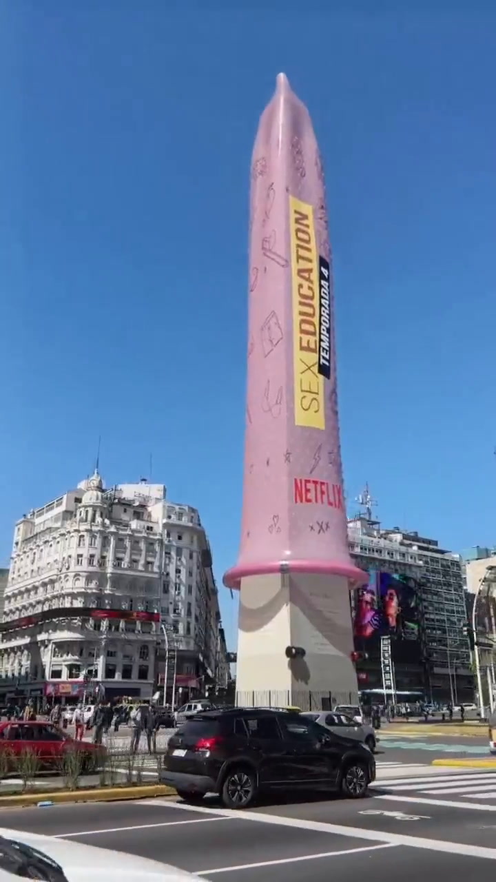 Así quedó la campaña publicitaria de Sex Education en el Obelisco