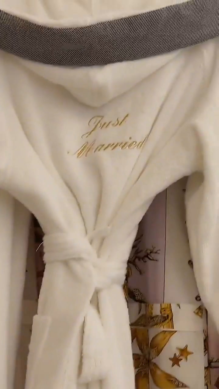 Jennifer López compartió un video desde un hotel en París.