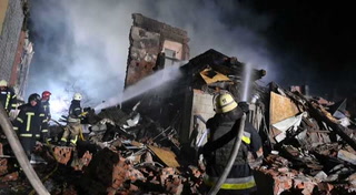 Rusia ataca bloque de apartamentos en Járcov de Ucrania, matando a 7 e hiriendo a 16 personas