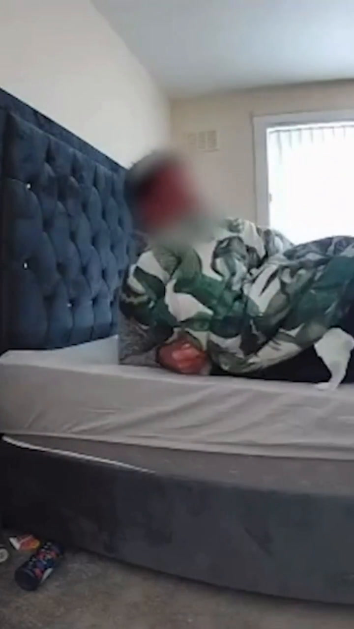 Un hombre sorprendió a una mujer tras dormir en su cama por tres horas