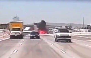 Una avioneta se estrelló contra una autopista y se prendió fuego
