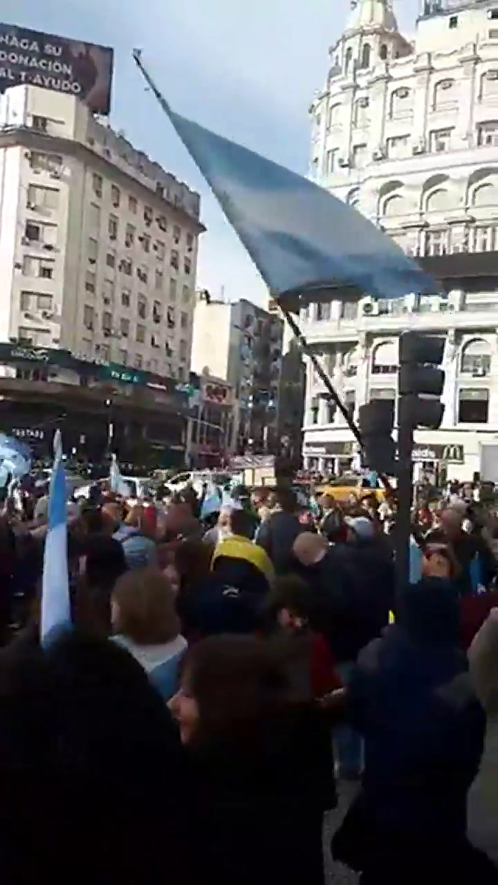 La gente va llegando al Obelisco para apoyar a la Republica en la marcha del 24 A. Fuente: Twitter