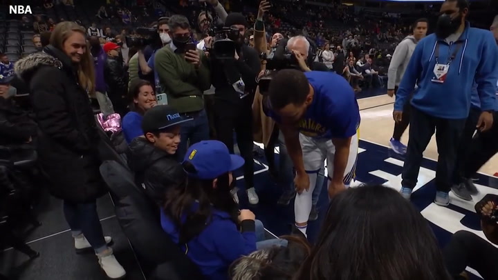 Stephen Curry sorprende a una niña en la cancha de la NBA