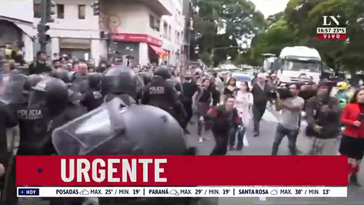 Tensión en el Incaa: manifestantes y policías quedaron cara a cara y hay detenidos