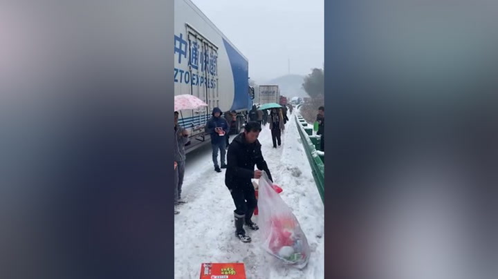China: Good Samaritans Bring Warmth And Food To Stranded Drivers Amid Snowstorm