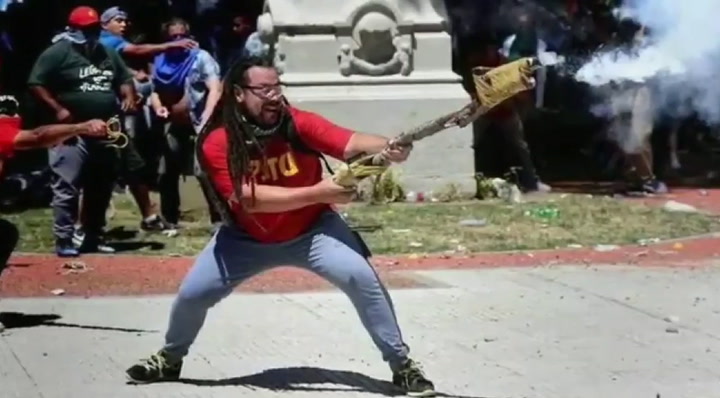 Reapareció el prófugo del mortero y pidió una huelga para 'tirar abajo' al presidente de Chile