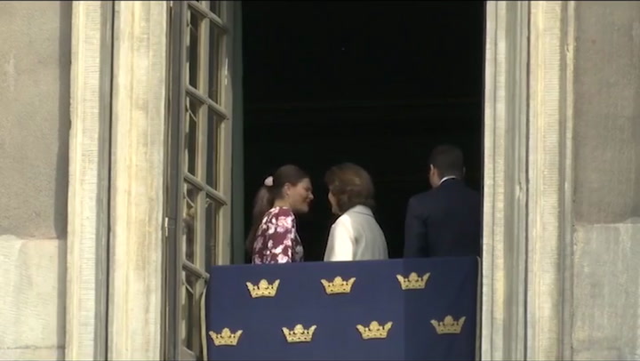 Prins Oscar pussar kronprinsessan Victoria!