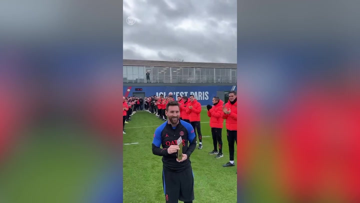 Lionel Messi greeted with guard of honour at PSG during return from World Cup