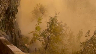 Video: Turfølget fanges midt i sandstormen