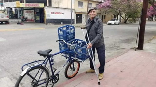 Es jubilado y sale a repartir soda en bicicleta para llegar a fin de mes: "He llegado a cargar seis bidones"