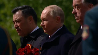 Putin lays flowers at Tomb of Unknown Soldier on Victory Day