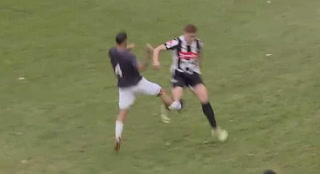 La impresionante lesión de un jugador del Ascenso: chocó con un rival y se fue del estadio en ambulancia 
