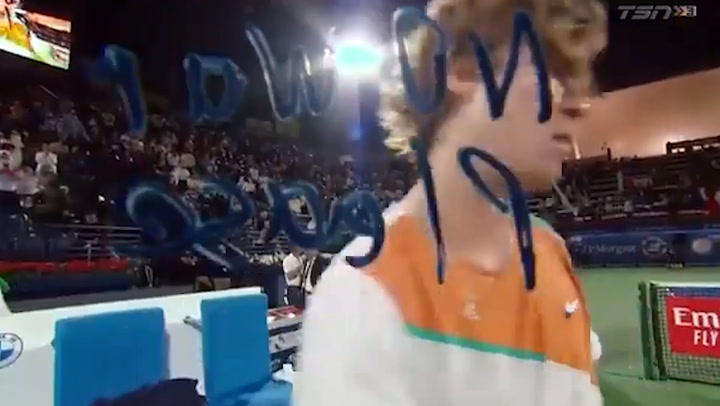 La estrella rusa del tenis Andrey Rublev escribe “NO WAR PLEASE”, tras ganar la semifinal de Dubai