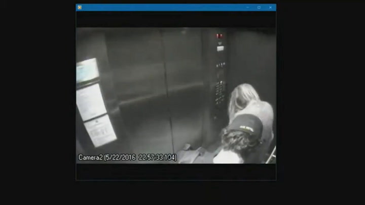 Amber Heard con James Franco en el elevador