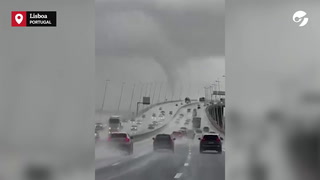 Impactante tornado cerca del puente de Vasco Da Gama en Lisboa