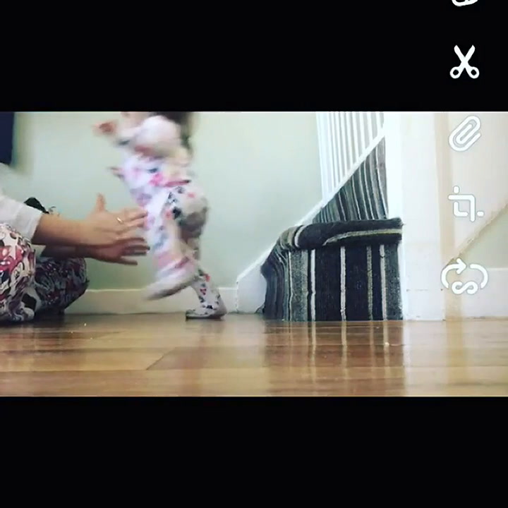 La bebé con casi 10 meses dando sus primeros pasos - Fuente: Instagram