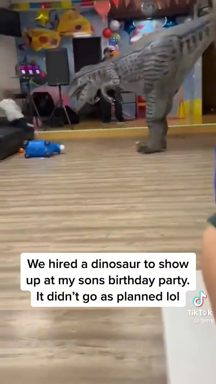 Contrataron un dinosaurio para el cumpleaños de su hijo y se llevaron una sorpresa