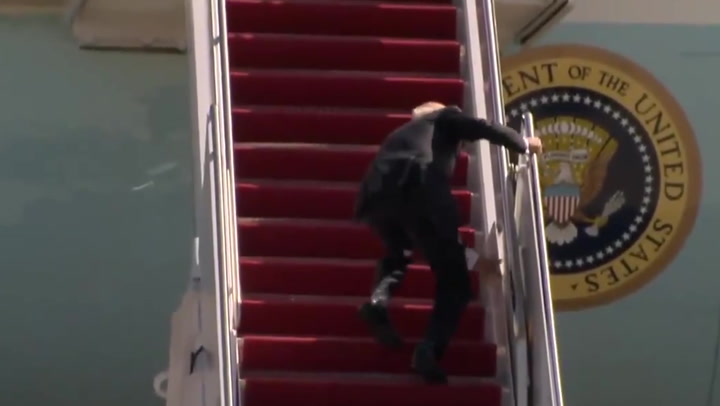 Biden falls on steps of Air Force One